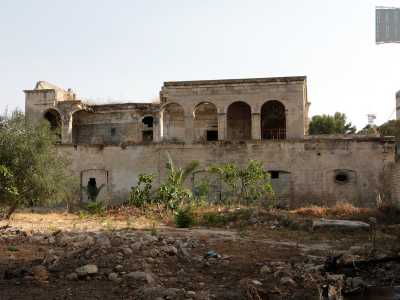 Ci troviamo nel cortile, invaso dalla vegetazione spontanea e dall'immondizia e attraverso un buco in una parete riusciamo ad accedere al piano terra dell�edificio
